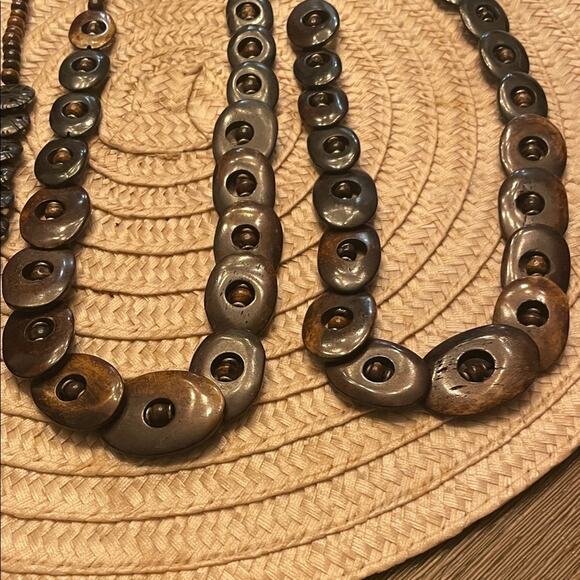 Earthy Coconut and Metallic Silver Necklace set - Picture 4 of 9